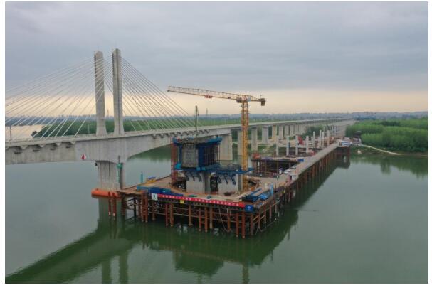 沅水特大桥主桥首个0#块顺利完成浇筑